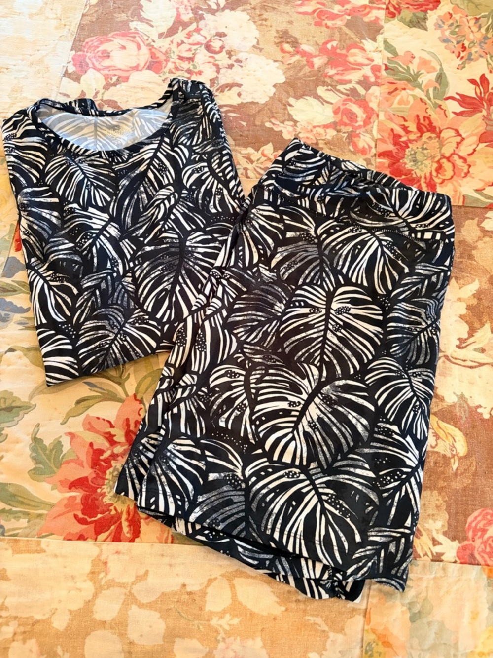 UV SKINZ 2XL RASHGUARD AND SWIM SHORT SET COLOR BLK/WHITE/BLUE NWOT